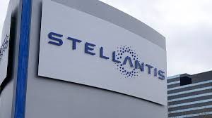 Табелата на Stellantis над Технологичния център на Chrysler в Обърн Хилс, Мичиган, където се проведе конференцията на инвеститорите
