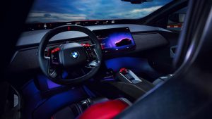 Интериор на електрическото BMW M3: Четири седалки тип „кофа“ и ролбар