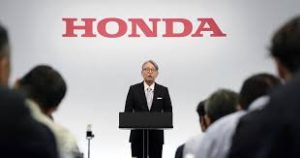 Главният изпълнителен директор на Honda Тошихиро Мибе говори на пресконференция в Токио в четвъртък, 14 май 2026 г. AP