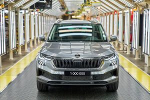 Karoq се произвежда в завода на Škoda Auto в Квасини от самото му стартиране и представлява значителен дял от производството на обекта. През 2025 г., след разширяването на производството на Kodiaq и на двете поточни линии и добавянето на Octavia към производствената програма, заводът постави нов рекорд, като произведе 301 500 автомобила Škoda.