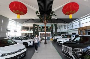 Превозни средства са наредени в шоурума на автокъщата EN Cars в Москва, Русия, 1 юли 2026 г. REUTERS
