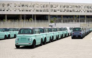 Електрическите автомобили на Fiat и Citroen чакат да бъдат експортирани в пристанището Танжер Мед, в Гибралтарския проток, източно от Танжер, Мароко, REUTERS