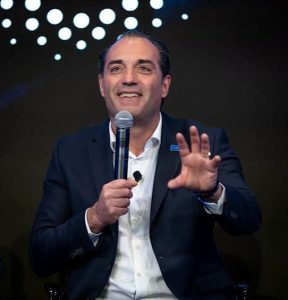 Изпълнителният директор на Stellantis, Антонио Филоса, обсъжда плана за преструктуриране на автомобилния производител на стойност 70 милиарда долара по време на презентация на капиталовите пазари в Обърн Хилс в четвъртък, 21 май 2026 г.