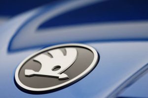 Лого на Skoda в завода на Skoda Auto, докато производителят на автомобили стартира производството на батерийни системи MEB+ в Млада Болеслав, Чехия, 27 февруари 2026 г. REUTERS