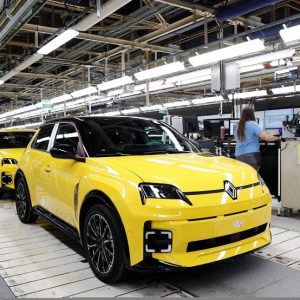 На монтажната линия - електрическия автомобил Renault R5 E-Tech във фабриката на Renault в обекта Ampere ElectriCity в Дуе, Франция, 15 юли 2026 г. REUTERS
