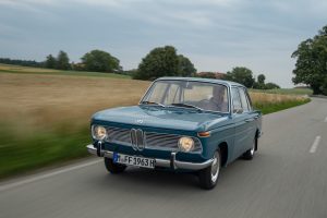 Първият модел от серията на BMW „Новият клас“ (Neue Klasse) – BMW 1500 – е представен на автомобилното изложение IAA във Франкфурт през 1961 г. Автомобилът се отличава с модерен, спортен и елегантен дизайн – точно това, което многобройните почитатели на марката очакват. Той задава стила и поставя началото на успеха на съвременните автомобили BMW. Моделът с пет места се произвежда единствено във вариант с четири врати. Производството на BMW 1500 е преустановено през декември 1964 г. Негов наследник става BMW 1600, който влиза в производство през пролетта на 1964 г. като базов модел. Архив на BMW Group Период на производство: 02/1962 – 12/1964 г. Работен обем: 1499 куб. см Мощност: 80 к.с. при 5700 об./мин Тип двигател: Редови четирицилиндров двигател Максимална скорост: 150 км/ч (93 мили/ч) 