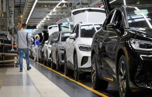  Техници работят на производствената линия за модели електромобили на Volkswagen Group в Цвикау, Германия, REUTERS/