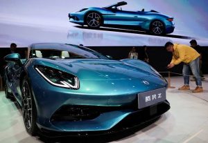 Мъж снима новопредставения Z Convertible EV на луксозната марка Denza на BYD на щанда на компанията на Международното автомобилно изложение в Пекин (Auto China) в Пекин, Китай, 24 април 2026 г. 