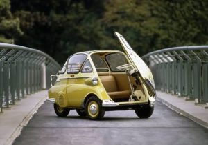 BMW спечели сърцата на безброй клиенти с модела BMW Isetta. Повече от всеки друг автомобил, той е символ на германското икономическо чудо. Първоначално Isetta е разработена от италианската автомобилна компания Iso (базирана в Милано), а от 1955 г. се произвежда по лиценз от BMW. Най-съществената промяна спрямо италианския оригинал е замяната на първоначалния двутактов двигател с 250-кубиков мотоциклетен двигател от модела BMW R25/3. Въпреки че генерираната от агрегата мощност от 12 к.с. позволява на Isetta да развие скорост от едва 85 км/ч, в рамките на по-малко от две години са продадени над 26 000 екземпляра от първата версия на модела.