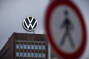 Изглед към пътен знак за пешеходци близо до небостъргача на марката Volkswagen във Волфсбург, Германия, 4 септември, Асошиейтед прес