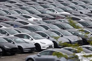 Електрическите автомобили на Tesla са снимани в един от центровете за доставка на компанията във Валентон, близо до Париж
