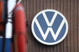 Логото на Volkswagen в основния завод на автомобилния производител във Волфсбург, Германия, 17 септември 2026 г. REUTERS/
