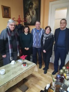 С жена ми - м втората отдясно, наши приятели от Швейцария - в средата, и председателя на Съюза на писателите - Боян Ангелов - най- отдясно. Наш приятел и учил с жена ми в "Ломоносов".