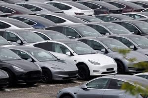 Електромобили на Tesla са заснети в един от центровете за доставка на компанията във Валентон, близо до Париж, Франция. REUTERS 