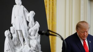 Президентът на САЩ Доналд Тръмп пристига, за да бъде домакин на честване по случай Деня на Колумб в Източната зала на Белия дом във Вашингтон, САЩ, на 9 октомври 2026 г. REUTERS